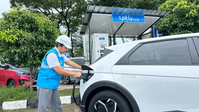 Charging EV di SPKLU Rest Area Tol Trans Jawa,