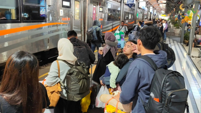 Suasana arus balik Lebaran di Stasiun Semarang Tawang.