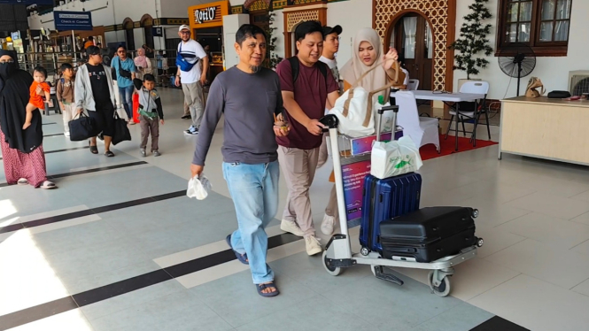 Penumpang kereta api di Stasiun Semarang Tawang.