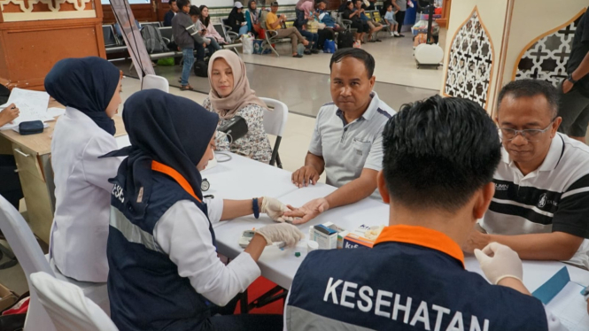 Pemeriksaan kesehatan gratis di Stasiun Semarang Tawang.