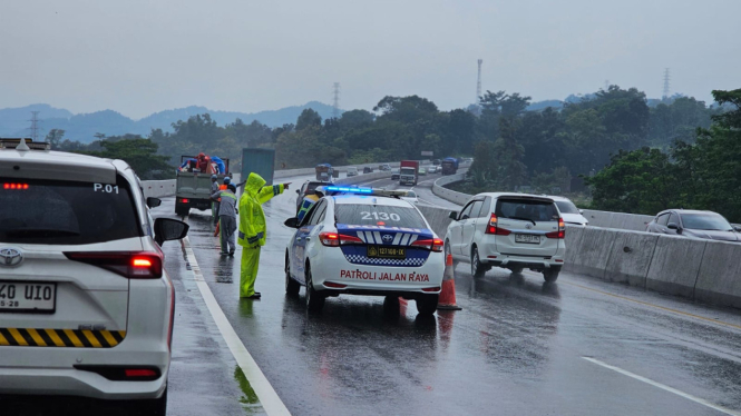 Bentang jembatan jalan tol Gedawang Semarang diperbaiki.