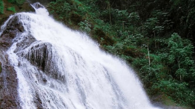 Keindahan air terjun Curug Winong Wonosobo.