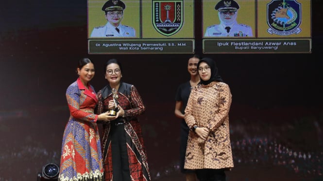 Agustina Wali Kota Semarang raih Women's Inspiration Award.