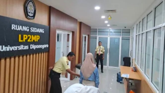 Undip Semarang saat melakukan pemeriksaan peserta UTBK.
