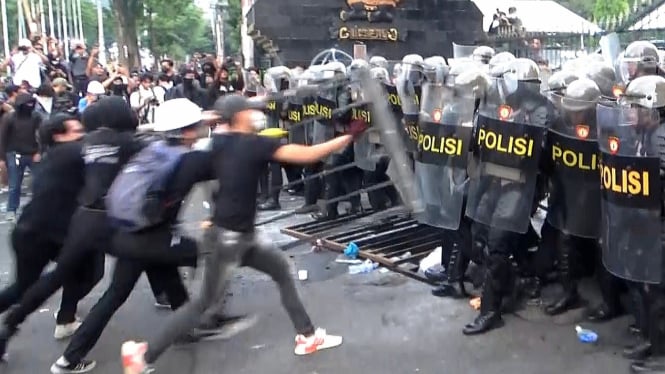 Demo mayday hari buruh berlangsung ricuh di Semarang.