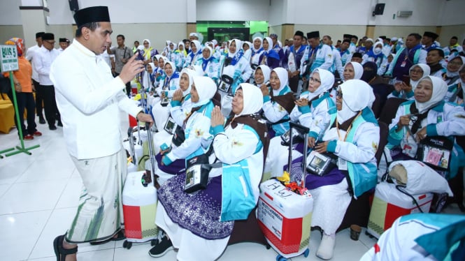 Wagub Jateng Taj Yasin lepas calon jemaah haji.