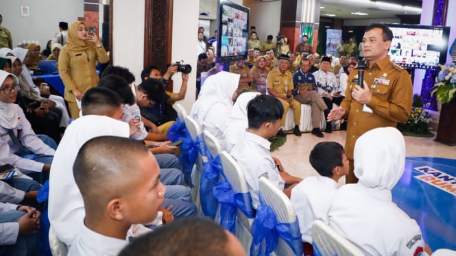 Gubernur Jateng Ahmad Luthfi temui siswa saat membuka Rumah Rakyat.