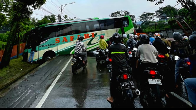 Bus AKAP Tergelincir dan Melintang Di jalan Solo-Semarang