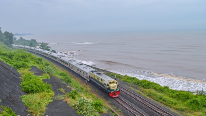 Kereta api melintasi jalur tepi pantai di Pantura Jawa Tengah.