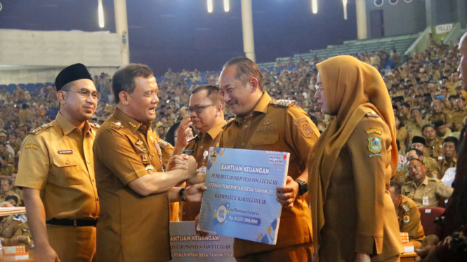 Penyerahan bantuan keuangan untuk pemerintah desa di Jawa Tengah.
