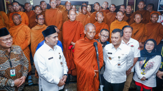 Rombongan Bhikku Thudong disambut Gubernur  Jawa Tengah.