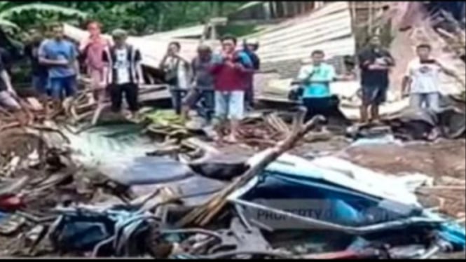 Angko minibus hancur dihantam truk tronton di Purworejo.