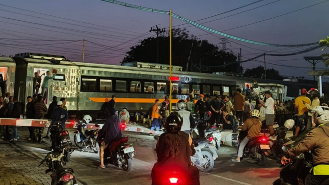 KA Harina melintang Jalan Kaligawe setelah kecelakaan dengan truk.