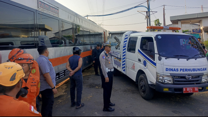 Petugas melakukan evakuasi untuk menarik KA ke Stasiun Tawang.