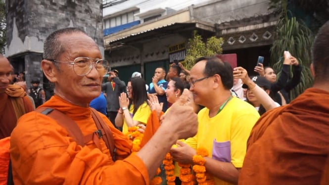 Warga Sambut Puluhan Biksu Thudong Di Kab. Semarang