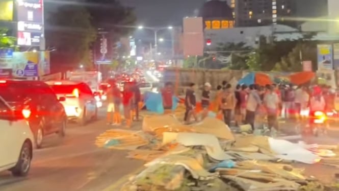 Truk meluncur dan terguling di Tanah Putih Semarang.