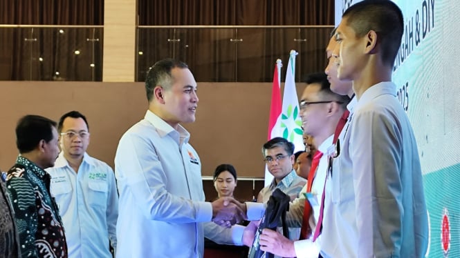 Wakil Ketua KADIN Taufan Eko Nugroho lepas peserta magang.