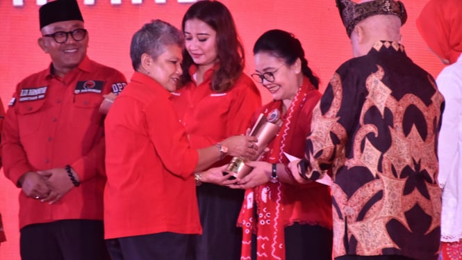 Agustina Wali Kota Semarang terima Trisakti Tourism Award.