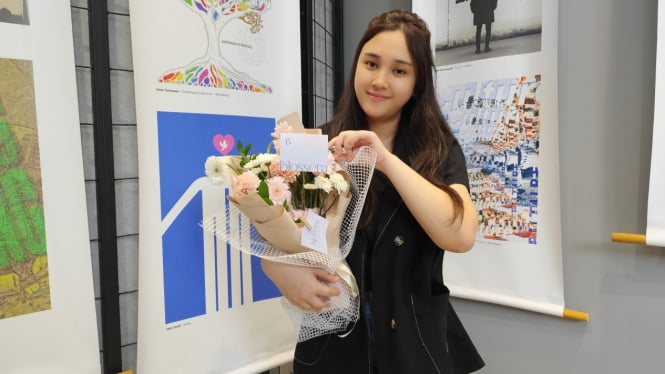 Kornelia, mahasiswa Binus yang sukses berbisnis dengan AI.