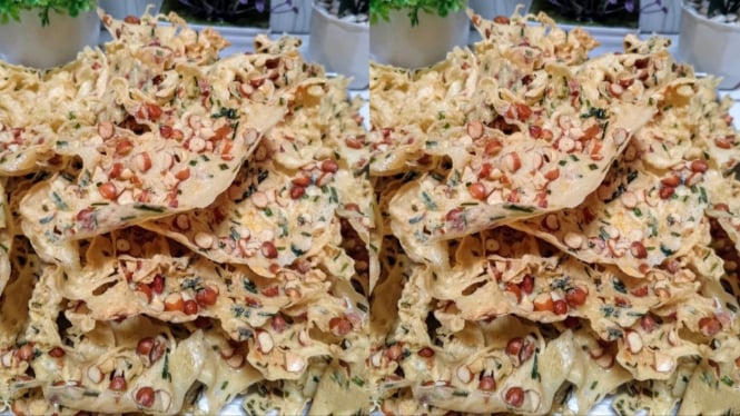 Rempeyek kacang, kudapan renyah yang sangat digemari.