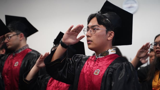Lulusan BINUS SCHOOL Semarang ikuti wisuda perdana.