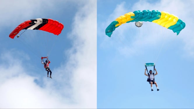 Skydiver dunia beraksi di atas langit Karimunjawa.