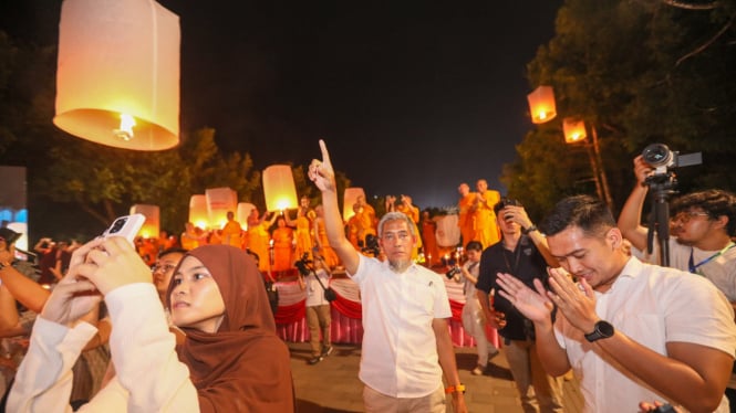 Penerbangan lampion Waisak di Candi Borobudur.