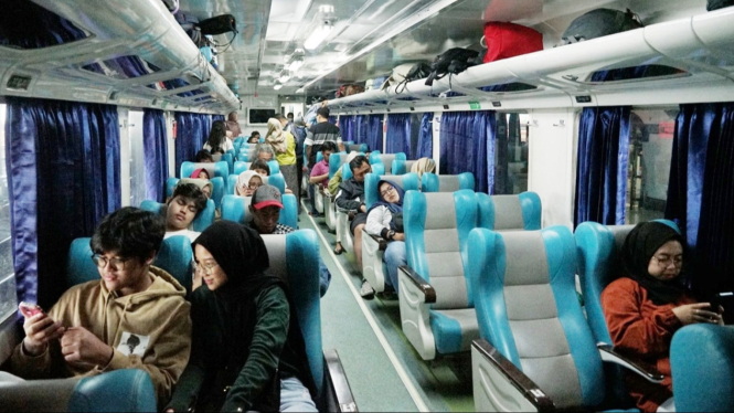 Penumpang kereta api dari Semarang.