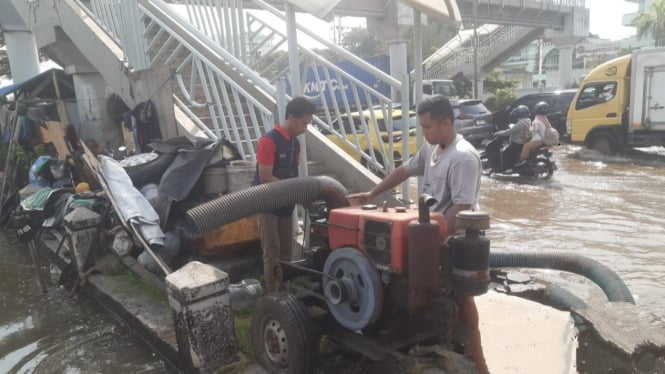 Petugas melakukan pompanisasi genangan di Kota Semarang.
