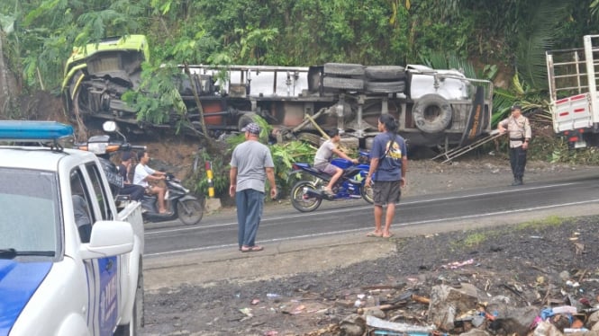 Truk terguling di jalur Purworejo-Magelang.