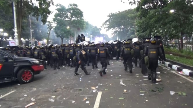 Suasana ricuh saat demo Mayday di Semarang.