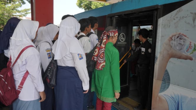 Siswa sekolah naik Bus BRT Trans Semarang.