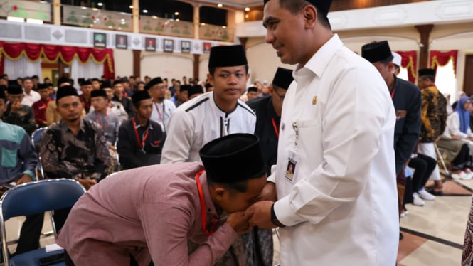 Wagub Jateng Taj Yasin Maimoen saat bertemu santri.