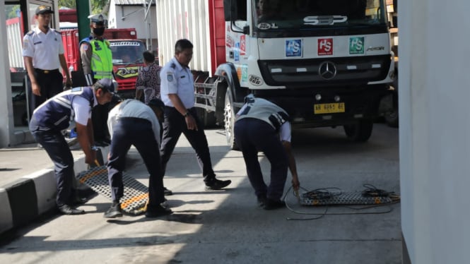 Petugas Dishub Jateng periksa truk bermuatan berlebih atau ODOL.