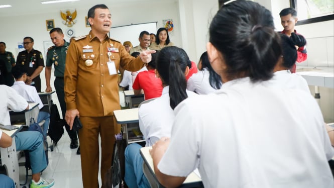 Gubernur Jateng Ahmad Luthfi tinjau SMA di Semarang.