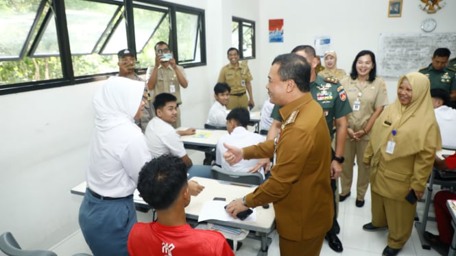 Gubernur Jateng Ahmad Luthfi tinjau sekolah di Semarang.