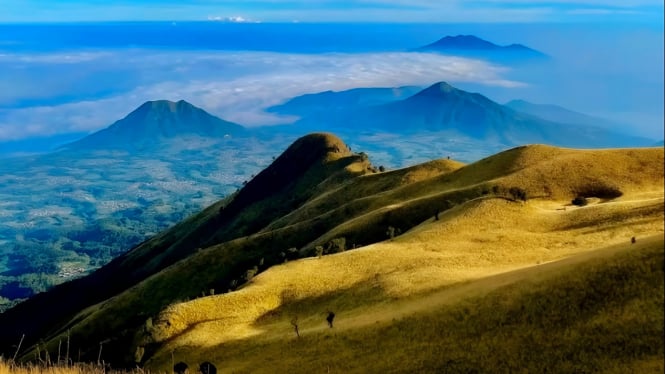 Pemandangan gunung-gunung dari Puncak Merbabu.