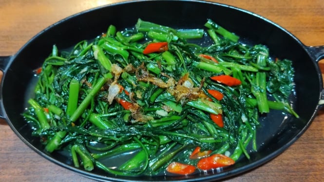 Resep tumis kangkung agar tetap hijau segar.