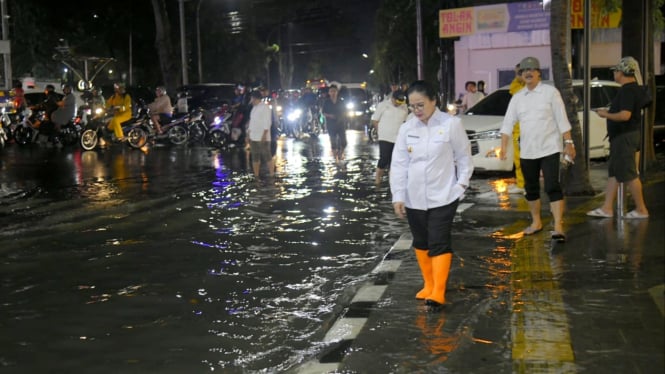 Wali Kota Semarang Agustina cek genangan banjir.