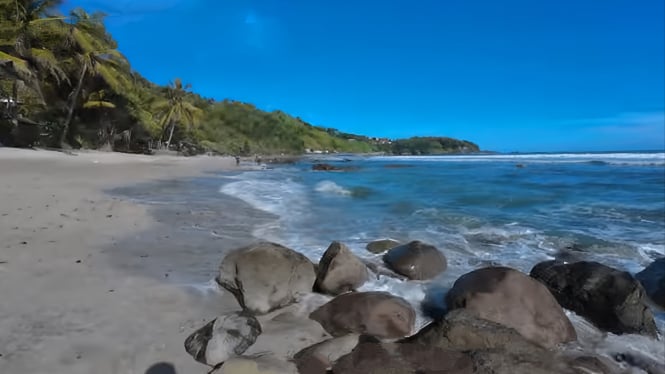Pantai Menganti Kebumen dekat Purwokerto.
