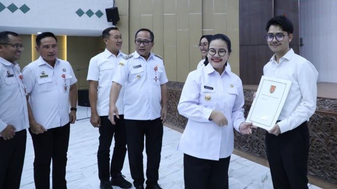 Wali Kota Semarang menyerahkan SK pengangkatan CPNS.