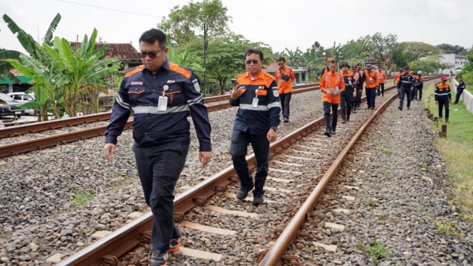 Petugas KAI Daop 4 Semarang periksa jalur kereta api.