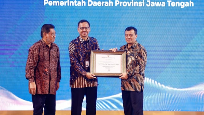 Pemprov Jateng menerima penghargaan dari Arsip Nasional RI.