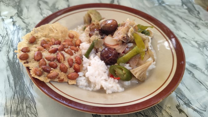 Nasi lodeh rempeyek khas Jawa.