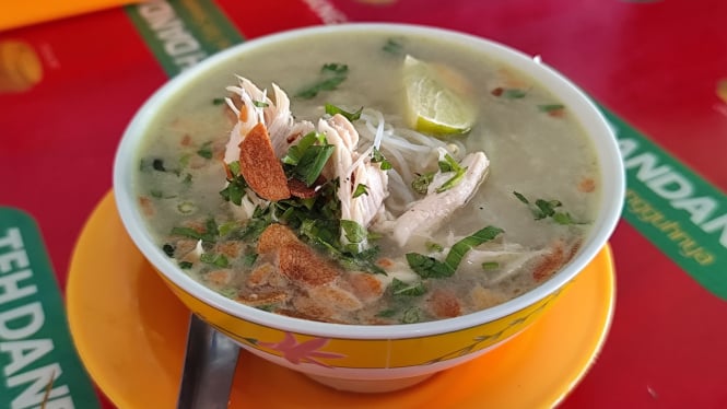 Semangkuk soto ayam khas Semarang.