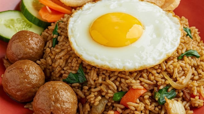Nasi goreng telur ceplok.
