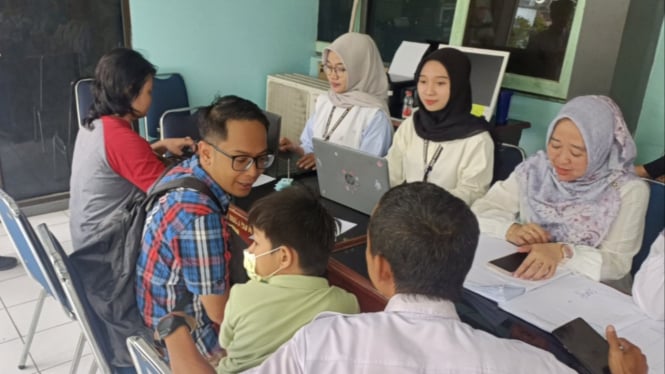 Suasana Pendaftar murid baru di Kota Semarang.