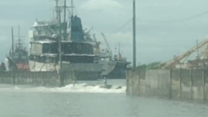 Pagar laut Pelabuhan Tanjung Mas Semarang jebol.