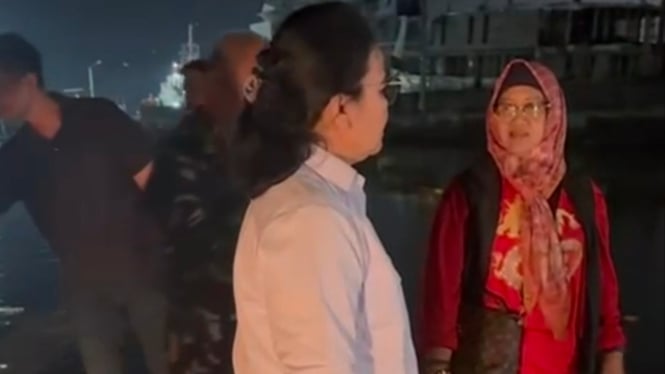 Wali Kota Semarang Agustina (putih) cek lokasi pagar laut jebol.