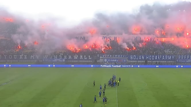 Persib berpesta juara Liga 1 di GBLA yang bagai lautan asap.